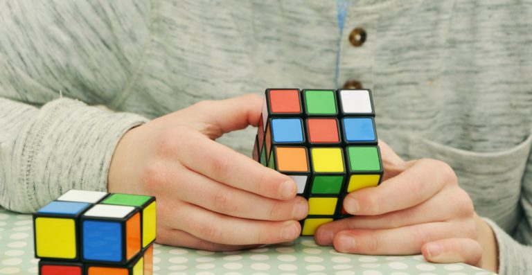 Das Konzentrationsspiel „Rubiks Cube“